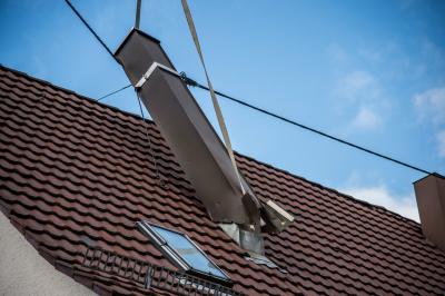 Neuffen: Unwetter laesst Kamin auf Stromleitung fallen